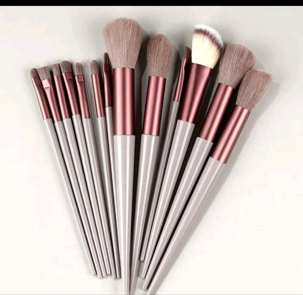 Travel makeup brush set